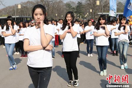 高校学生出校门要有“临时出门证”